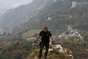 16 Sergio sullo  sfondo dei Resinelli